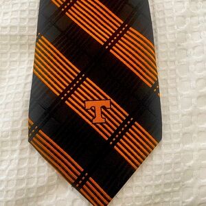 UNIVERSITY OF TENNESSEE TIE Like new!
